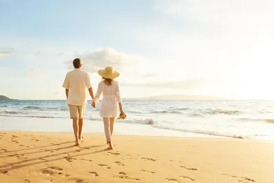Romantischer Spaziergang am Strand, Thailand Hochzeitsreise, Sonnenuntergang