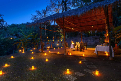 Romantisches Dinner, Four Seasons Tented Camp, Thailand Luxusreise, Abendstimmung