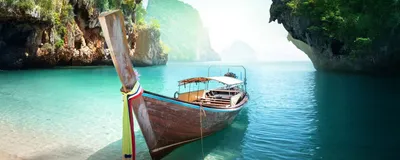 Longtail Boot in einer Bucht bei Krabi, Thailand Reisen