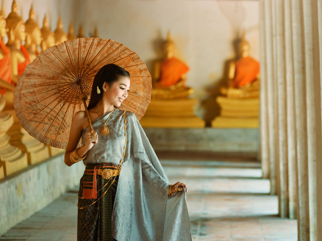 Frau in Tempel, Ayutthaya, Thailand Rundreise