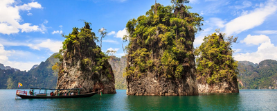 Karstfelsen im Cheow Lan See, Khao Sok Nationalpark, Thailand Reisen